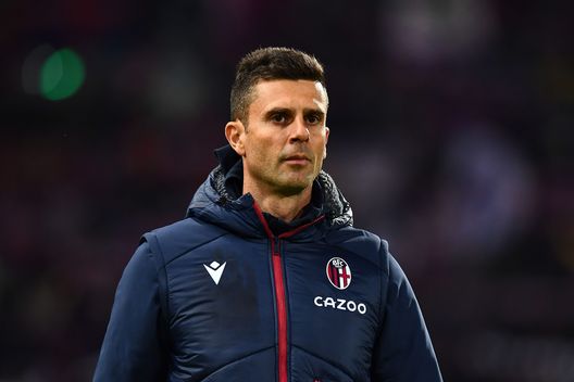 BOLOGNA, ITALY - NOVEMBER 12:Thiago Motta head coach of Bologna FC looks on during the Serie A match between Bologna FC and US Sassuolo at Stadio Renato Dall'Ara on November 12, 2022 in Bologna, Italy. (Photo by Alessandro Sabattini/Getty Images) Motta