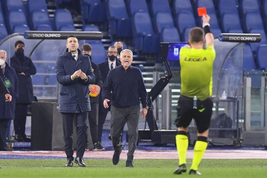 Getty Images Mourinho e il ‘telefono’ rivolto a Pairetto. Tutte le ipotesi sul gesto del tecnico- immagine 2