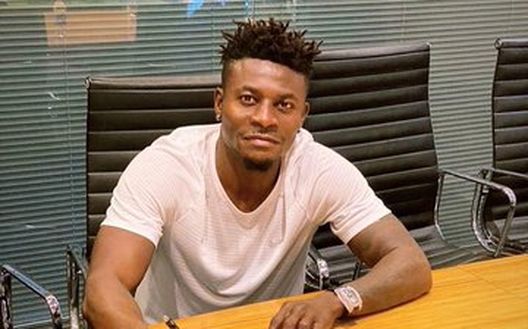 La firma del contratto di Oba-Oba La firma del contratto di Oba-Oba