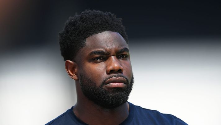 LONDON, ENGLAND - AUGUST 07: TV pundit Micah Richards looks on prior to the Premier League match between West Ham United and Manchester City at London Stadium on August 07, 2022 in London, England. (Photo by Mike Hewitt/Getty Images) Richards: “Se dovessi scommettere su una squadra in Champions sceglierei il Napoli” - immagine 1