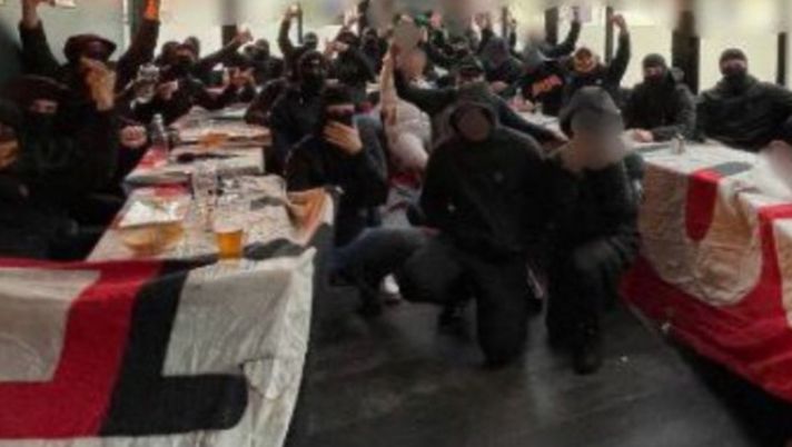 Nuovo derby francese, gli ultras PSG utilizzano stendardo del Rennes come tovaglia Nuovo derby francese, gli ultras PSG utilizzano stendardo del Rennes come tovaglia - immagine 1