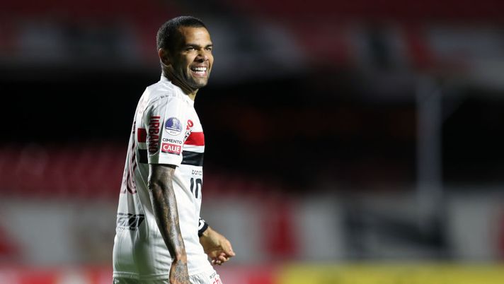 SAO PAULO, BRAZIL - NOVEMBER 04: Dani Alves of Sao Paulo reacts during a second leg match of Copa CONMEBOL Sudamericana second round between Sao Paulo and Lanus at Morumbi Stadium on November 04, 2020 in Sao Paulo, Brazil. (Photo by Fernando Bizerra-Pool/Getty Images) 