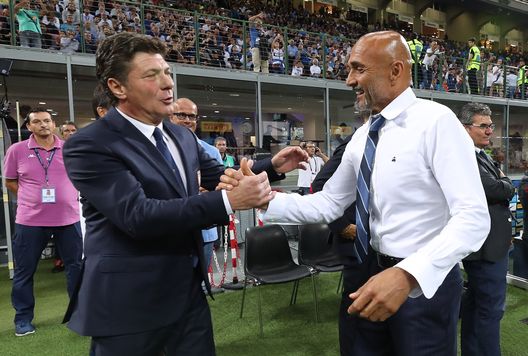 MILAN, ITALY - AUGUST 26: Head coach of FC Internazionale Luciano Spalletti (R) shakes hands with head coach of Torino FC Walter Mazzarri before the serie A match between FC Internazionale and Torino FC at Stadio Giuseppe Meazza on August 26, 2018 in Milan, Italy. (Photo by Marco Luzzani - Inter/Inter via Getty Images) MILAN, ITALY - AUGUST 26: Head coach of FC Internazionale Luciano Spalletti (R) shakes hands with head coach of Torino FC Walter Mazzarri before the serie A match between FC Internazionale and Torino FC at Stadio Giuseppe Meazza on August 26, 2018 in Milan, Italy. (Photo by Marco Luzzani - Inter/Inter via Getty Images)