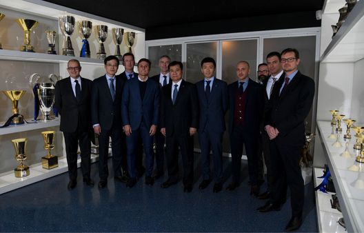  Il proprietario del club Jindong Zhang in visita nella sede dell'Inter (Getty Images) 