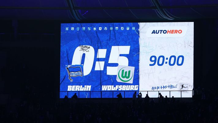 BERLIN, GERMANY - JANUARY 24: The LED board shows the final scoreline, Hertha BSC 0 - 5 VfL Wolfsburg, after the Bundesliga match between Hertha BSC and VfL Wolfsburg at Olympiastadion on January 24, 2023 in Berlin, Germany. (Photo by Maja Hitij/Getty Images) Hertha in crisi e Union che punta il Bayern: i due volti del derby di Berlino di sabato… - immagine 1