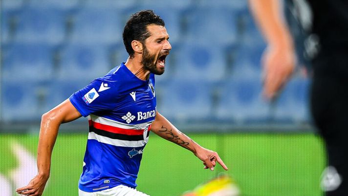 GENOA, ITALY - OCTOBER 22: Antonio Candreva of Sampdoria celebrates after scoring his second goal during the Serie A match between UC Sampdoria and Spezia Calcio at Stadio Luigi Ferraris on October 22, 2021 in Genoa, Italy. (Photo by Getty Images) Sampdoria, la formazione non cambia: pronti Gabbiadini e Caputo, certezza Candreva - immagine 1
