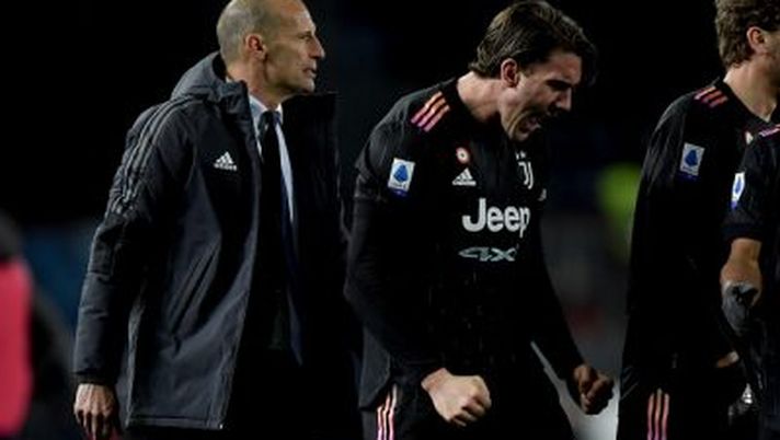 EMPOLI, ITALY - FEBRUARY 26: Massimiliano Allegri, Dusan Vlahovic of Juventus during the Serie A match between Empoli FC and Juventus at Stadio Carlo Castellani on February 26, 2022 in Empoli, Italy. (Photo by Daniele Badolato - Juventus FC/Juventus FC via Getty Images) TACKLE DURO – Il derby dei media sulla Juve da Scudetto - immagine 1