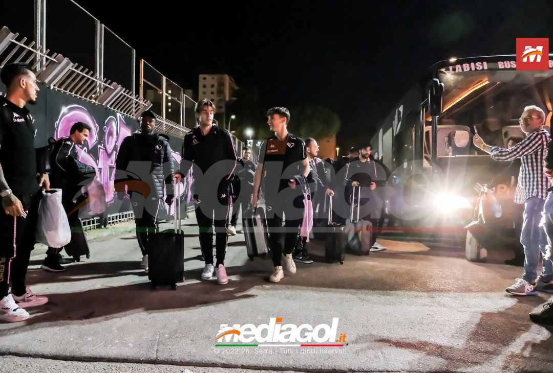 FOTO Palermo, i rosanero ritornano a Palermo dopo il ritiro a Manchester (Gallery) - immagine 13