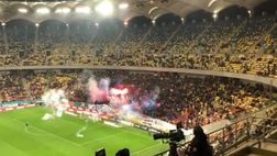 Bucarest, la sfida dei petardi ferma il derby sul campo: sequestrata una pistola automatica