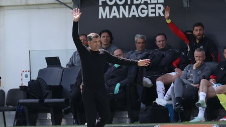 VENICE, ITALY - APRIL 27: head coach of AC Milan Sergio Conceicao gestures during the Serie A match between Venezia and Milan at Stadio Pier Luigi Penzo on April 27, 2025 in Venice, Italy. (Photo by Claudio Villa/AC Milan via Getty Images) conceicao