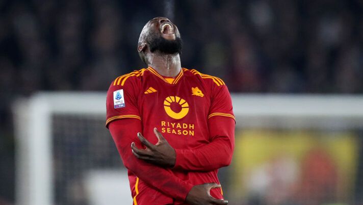 ROME, ITALY - DECEMBER 10: Romelu Lukaku of AS Roma reacts during the Serie A TIM match between AS Roma and ACF Fiorentina at Stadio Olimpico on December 10, 2023 in Rome, Italy. (Photo by Paolo Bruno/Getty Images) Voti fantacalcio: Lukaku come Dybala, bocciato Mancini! Più Bonaventura di Kayode - immagine 1