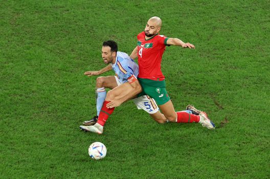 AL RAYYAN, QATAR - DECEMBER 06: Sergio Busquets of Spain is tackled by Sofyan Amrabat of Morocco during the FIFA World Cup Qatar 2022 Round of 16 match between Morocco and Spain at Education City Stadium on December 06, 2022 in Al Rayyan, Qatar. (Photo by Alexander Hassenstein/Getty Images) Gazzetta su Amrabat: “Tutti vanno dove dice lui. Il migliore della A in Qatar”- immagine 2