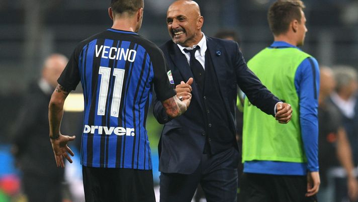 MILAN, ITALY - OCTOBER 15: Head coach of FC Internazionale Luciano Spalletti celebrate the win with Matias Vecino at the end of the Serie A match between FC Internazionale and AC Milan at Stadio Giuseppe Meazza on October 15, 2017 in Milan, Italy. (Photo by Claudio Villa - Inter/FC Internazionale via Getty Images) MILAN, ITALY - OCTOBER 15: Head coach of FC Internazionale Luciano Spalletti celebrate the win with Matias Vecino at the end of the Serie A match between FC Internazionale and AC Milan at Stadio Giuseppe Meazza on October 15, 2017 in Milan, Italy. (Photo by Claudio Villa - Inter/FC Internazionale via Getty Images)