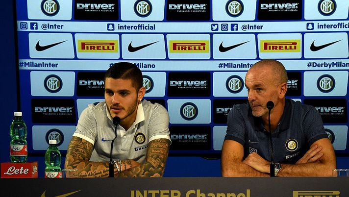 COMO, ITALY - NOVEMBER 18:  Head coach Stefano Pioli (R) and Mauro Icardi speak to the media during a FC Internazionale press conference at the club's training ground at Appiano Gentile on November 18, 2016 in Como, Italy.  (Photo by Claudio Villa - Inter/Inter via Getty Images) 