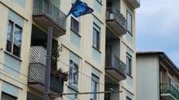 In Irpinia il derby dei colori e dei vicini di casa: bandiere del Napoli e dell’Avellino vicine vicine…