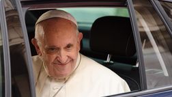 Papa Francesco: “Maradona poeta e uomo fragile. Triste vedere campioni ricchissimi ma svogliati”