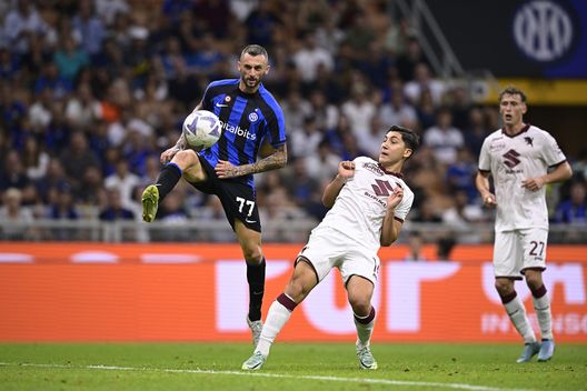 MILAN, ITALY - SEPTEMBER 10: Marcelo Brozovic of FC Internazionale scores a goal during the Serie A match between FC Internazionale and Torino FC at Stadio Giuseppe Meazza on September 10, 2022 in Milan, Italy . (Photo by Mattia Ozbot - Inter/Inter via Getty Images) Franceschini a TN: “Gol nel finale? Non è solo questione di concentrazione”- immagine 3
