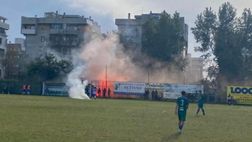 Derby a porte chiuse, ma tifosi sui balconi e dietro le recinzioni: rigore decisivo e 7 ammoniti