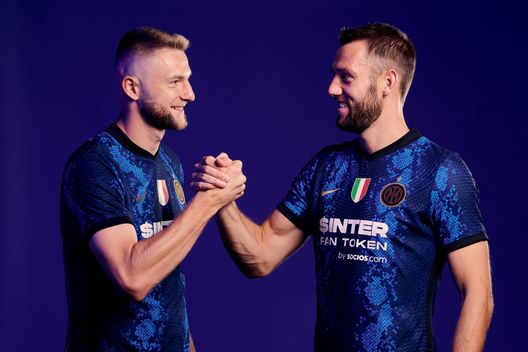 COMO, ITALY - JULY 20: Milan Skriniar of FC Internazionale and Stefan De Vrij of FC Internazionale poses for a portrait with the new home jersey with the main sponsor socios.com at Appiano Gentile on July 20, 2021 in Como, Italy. (Photo by Mattia Ozbot/Inter via Getty Images) Inter, troppi gol: ma anche Conte cominciò così. Inzaghi trovi la soluzione- immagine 2