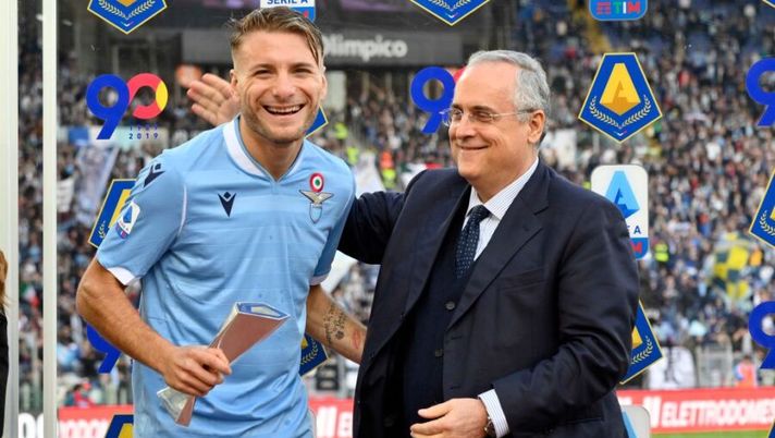 ROME, ITALY - NOVEMBER 10: The SS Lazio president Claudio Lotito awards Ciro Immobile of SS Lazio with the MVP of the Serie A League month award during the Serie A match between SS Lazio and US Lecce at Stadio Olimpico on November 10, 2019 in Rome, Italy. (Photo by Marco Rosi/Getty Images) Lazio-Torino, c’è la conferma dell’orario e della data: quando si gioca - immagine 1