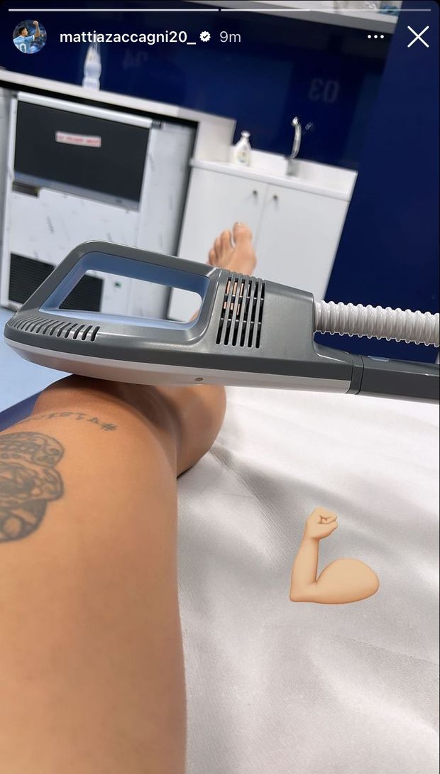 Zaccagni mostra la terapia alla gamba sinistra