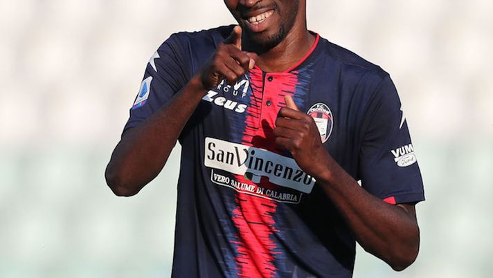 PARMA, ITALY - APRIL 24: Nwankwo Simy of FC Crotone celebrates after scoring a goal during the Serie A match between Parma Calcio and FC Crotone at Stadio Ennio Tardini on April 24, 2021 in Parma, Italy. Sporting stadiums around Italy remain under strict restrictions due to the Coronavirus Pandemic as Government social distancing laws prohibit fans inside venues resulting in games being played behind closed doors. (Photo by Gabriele Maltinti/Getty Images) Salernitana, infortunio per Djuric: Simy verso una maglia da titolare contro la Roma - immagine 1