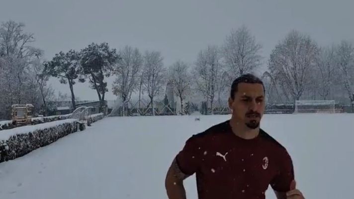 Zlatan Ibrahimovic, attaccante dell'ACMilan che si allena nella neve 
