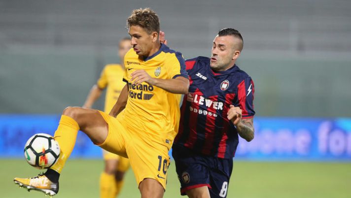 Mariano Izco of Crotone competes for the ball with of Verona during the Serie A match between FC Crotone and Hellas Verona FC at Stadio Comunale Ezio Scida on August 27, 2017 in Crotone, Italy. Verona, Cerci torna in gruppo! E Verde dà spettacolo in partitella - immagine 1