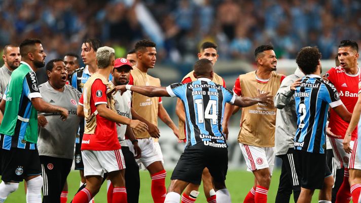 PORTO ALEGRE, BRAZIL - MARCH 12: Players of Gremio and of Internacional argue during the match  for the Copa CONMEBOL Libertadores 2020 at Arena do Gremio on March 12, 2020 in Porto Alegre, Brazil. (Photo by Lucas Uebel/Getty Images) 