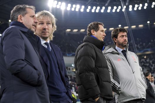 TURIN, ITALY - NOVEMBER 26: Fabio Paratici chief Football Officer of Juventus, Pavel Nedved vice-president of Juventus, John Elkann and Andrea Agnelli president of Juventus before the UEFA Champions League group D match between Juventus and Atletico Madrid at Allianz Stadium on November 26, 2019 in Turin, Italy (Photo by Daniele Badolato - Juventus FC/Juventus FC via Getty Images) Juventus, altri problemi interni: la famiglia Elkann sotto accusa- immagine 2
