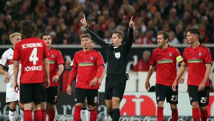 VAR, in Germania scoppia lo scandalo: Krug regala rigori alle Schalke? L’ex arbitro accusato di favorire la squadra del cuore… 