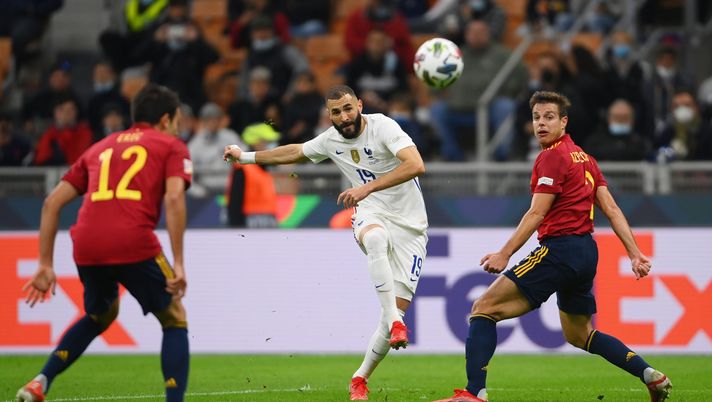 MILAN, ITALY - OCTOBER 10: Karim Benzema of France scores their side's first goal whilst under pressure from Cesar Azpilicueta of Spain during the UEFA Nations League 2021 Final match between Spain and France at San Siro Stadium on October 10, 2021 in Milan, Italy. (Photo by Mike Hewitt/Getty Images) Nations League. Benzema-Mbappé, la Francia trionfa in finale sulla Spagna - immagine 1