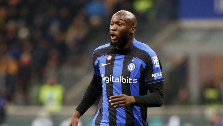 MILAN, ITALY - JANUARY 23: Romelu Lukaku of FC Internazionale looks on during the Serie A match between FC Internazionale and Empoli FC at Stadio Giuseppe Meazza on January 23, 2023 in Milan, Italy. (Photo by Marco Luzzani/Getty Images) Voti fantacalcio: la scelta su Lukaku! Barella come Onana e Darmian come Bajrami - immagine 1