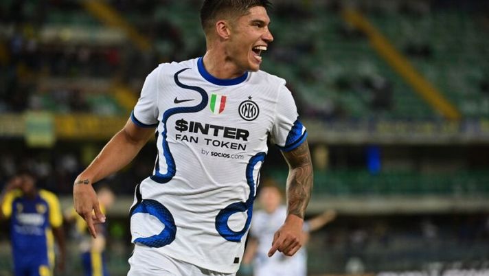 Inter Milan's Argentinian forward Joaquin Correa celebrates after scoring his team's third goal during the Italian Serie A football match between Hellas Verona and Inter Milan at the Marcantonio Bentegodi stadium in Verona on August 27, 2021. (Photo by MIGUEL MEDINA / AFP) (Photo by MIGUEL MEDINA/AFP via Getty Images) Correa fuori per infortunio: stop dopo un problema al fianco, c’è il voto al fanta - immagine 1
