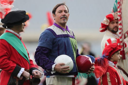 FLORENCE, ITALY - JANUARY 20: Historical Court of the "Calcio Storico della Citta' di Firenze" during the Serie A match between ACF Fiorentina and UC Sampdoria at Stadio Artemio Franchi on January 20, 2019 in Florence, Italy. (Photo by Gabriele Maltinti/Getty Images) Calcio Storico: partita bellissima, in finale hanno la meglio gli azzurri- immagine 2