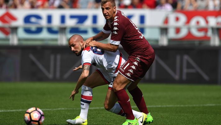 TURIN, ITALY - APRIL 15:  Maxi Lopez (R) of FC Torino competes with Bruno Martella of FC Crotone during the Serie A match between FC Torino and FC Crotone at Stadio Olimpico di Torino on April 15, 2017 in Turin, Italy.  (Photo by Valerio Pennicino/Getty Images) 