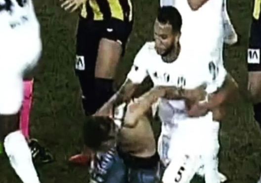 Turchia, finale thrilling in Ankaraguku-Besiktas: tifoso entra in campo e sferra un calcio a Cenk Tosun- immagine 2
