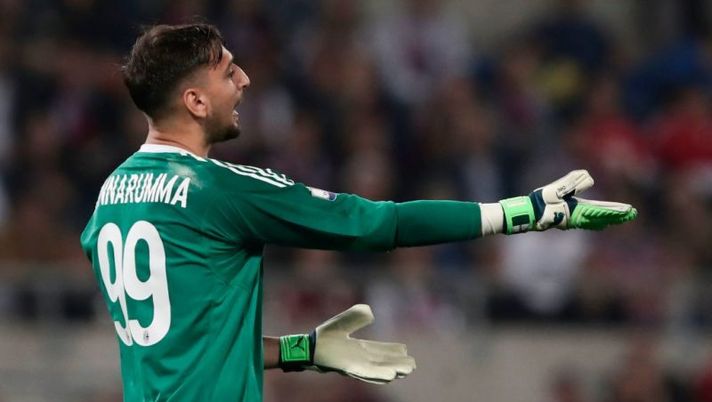 AC Milan's goalkeeper from Italy Gianluigi Donnarumma reacts during the Italian Tim Cup (Coppa Italia) final Juventus vs AC Milan at the Olympic stadium on May 9, 2018 in Rome. (Photo by Isabella BONOTTO / AFP) (Photo credit should read ISABELLA BONOTTO/AFP/Getty Images) Donnarumma, maglia rifiutata: tensione a fine partita con i tifosi del Milan - immagine 1