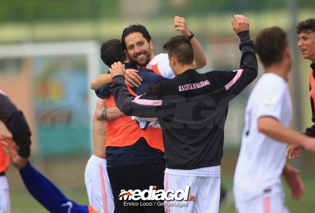  CAGLIARI, ITALY - MAY 05: Players of Palermo and the coach Giuseppe Scurto celebrate promotion in Primavera 1 during the Primavera 1 match between Cagliari Calcio U19 and US Citta di Palermo U19 at Stadio Renato Raccis on May 5, 2018 (Photo by Enrico Locci/Getty Images) 