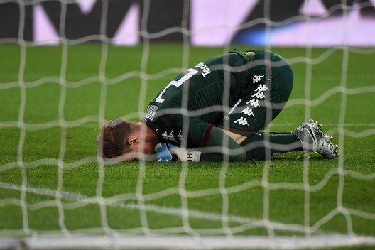 TURIN, ITALY - MAY 28:  Goalkeeper Joe Hart disappointed after the goal of Gregoire Defrel of  US Sassuolo during the Serie A match between FC Torino and US Sassuolo at Stadio Olimpico di Torino on May 28, 2017 in Turin, Italy.  (Photo by Pier Marco Tacca/Getty Images) 
