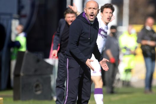 CAGLIARI, ITALY - JANUARY 23: Vincenzo Italiano coach of Fiorentina reacts during the Serie A match between Cagliari Calcio and ACF Fiorentina at Sardegna Arena on January 23, 2022 in Cagliari, Italy. (Photo by Enrico Locci/Getty Images) Italiano/3: “Felice del punto, ma in trasferta dobbiamo trovare una soluzione”- immagine 2