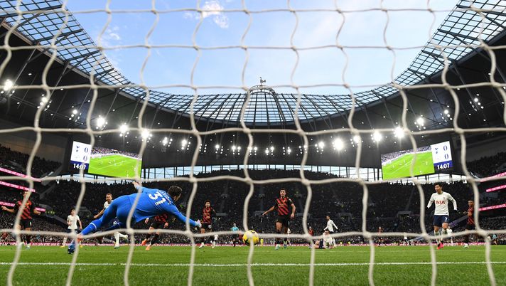 LONDON, ENGLAND - FEBRUARY 05: Harry Kane of Tottenham Hotspur scores the team's first goal past Ederson of Manchester City during the Premier League match between Tottenham Hotspur and Manchester City at Tottenham Hotspur Stadium on February 05, 2023 in London, England. (Photo by Shaun Botterill/Getty Images) TACKLE DURO – Il derby dei media sulle indagini sul City come quelle per la Juve - immagine 1