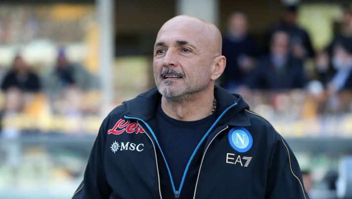 VERONA, ITALY - MARCH 13: Luciano Spalletti Head coach of SSC Napoli looks on during the Serie A match between Hellas Verona FC and SSC Napoli at Stadio Marcantonio Bentegodi on March 13, 2022 in Verona, Italy. (Photo by Giuseppe Cottini/Getty Images) Spalletti: “Perché fuori Zielinski: cosa deve fare ora! Osimhen sarà un super top, Vlahovic…” - immagine 1