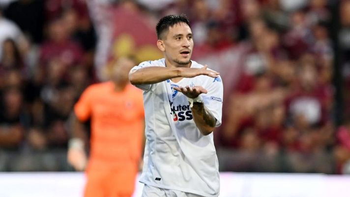 SALERNO, ITALY - SEPTEMBER 05: Martin Satriano of Empoli FC celebrates after scoring the 0-1 goal during the Serie A match between Salernitana and Empoli FC at Stadio Arechi on September 05, 2022 in Salerno, Italy. (Photo by Francesco Pecoraro/Getty Images) Empoli, tocca ancora a Satriano: la probabile formazione e cosa filtra sulla gestione di Bajrami - immagine 1