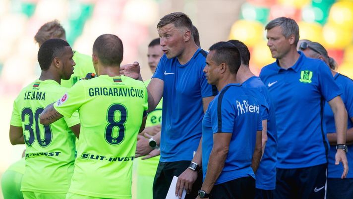 Lituania, manca la maglietta di ricambio: e il Mister è costretto a sostituire il suo calciatore! Lituania, manca la maglietta di ricambio: e il Mister è costretto a sostituire il suo calciatore!