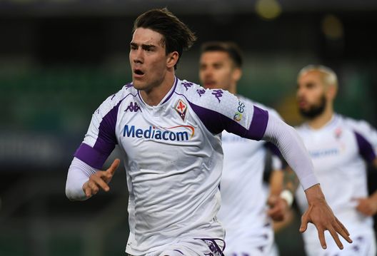VERONA, ITALY - APRIL 20: Dusan Vlahovic of ACF Fiorentina celebrates after scoring their team's first goal from the penalty spot during the Serie A match between Hellas Verona FC and ACF Fiorentina at Stadio Marcantonio Bentegodi on April 20, 2021 in Verona, Italy. Sporting stadiums around Italy remain under strict restrictions due to the Coronavirus Pandemic as Government social distancing laws prohibit fans inside venues resulting in games being played behind closed doors. (Photo by Alessandro Sabattini/Getty Images) VERONA, ITALY - APRIL 20: Dusan Vlahovic of ACF Fiorentina celebrates after scoring their team's first goal from the penalty spot during the Serie A match between Hellas Verona FC and ACF Fiorentina at Stadio Marcantonio Bentegodi on April 20, 2021 in Verona, Italy. Sporting stadiums around Italy remain under strict restrictions due to the Coronavirus Pandemic as Government social distancing laws prohibit fans inside venues resulting in games being played behind closed doors. (Photo by Alessandro Sabattini/Getty Images)
