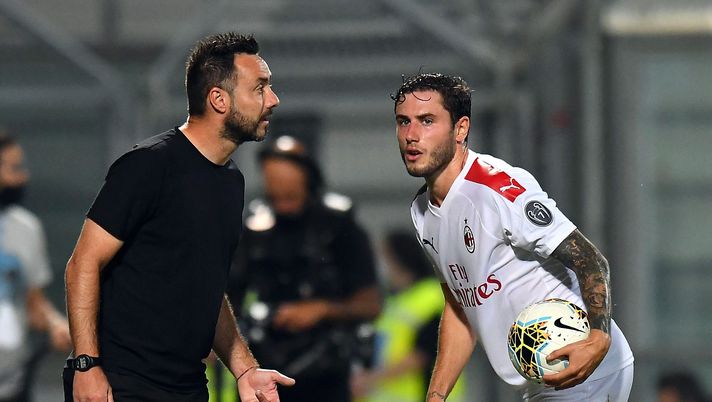 REGGIO NELL'EMILIA, ITALY - JULY 21: Roberto De Zerbi head coach of US Sassuolo and Davide Calabria of AC Milan during the Serie A match between US Sassuolo and AC Milan at Mapei Stadium - Città del Tricolore on July 21, 2020 in Reggio nell'Emilia, Italy. (Photo by Alessandro Sabattini/Getty Images) Daino: “Vi racconto di quando io e De Zerbi andammo in curva per…” - immagine 1