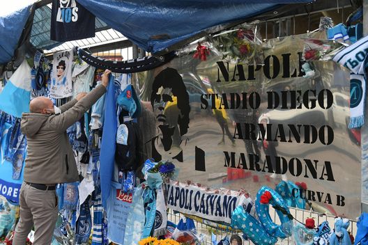 (Photo by Francesco Pecoraro/Getty Images) “L’ammore è comme fosse nu malanno” diceva Totò e il tifoso napoletano lo sa bene- immagine 3