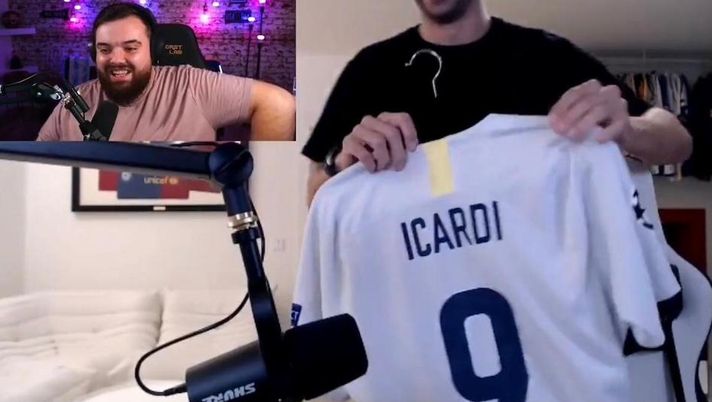 Twitch, Piqué mostra la sua collezione di maglie: spunta Icardi, risate e imbarazzo - immagine 1