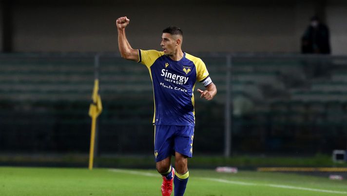 VERONA, ITALY - SEPTEMBER 19: Marco Davide Faraoni of Hellas Verona celebrates after scoring their side's third goal during the Serie A match between Hellas and AS Roma at Stadio Marcantonio Bentegodi on September 19, 2021 in Verona, Italy. (Photo by Marco Luzzani/Getty Images)